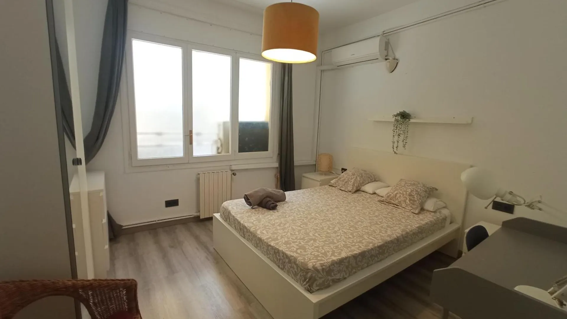 Hostel Private Rooms On Tamarit Street Barcelona
